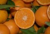 Beber zumo de mandarina
